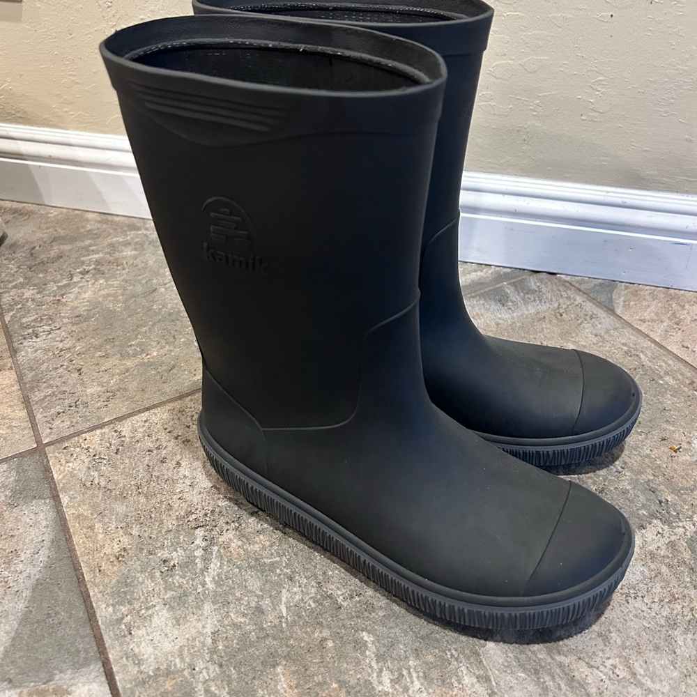 Like new Kamik rain boots - size 6 men / unisex